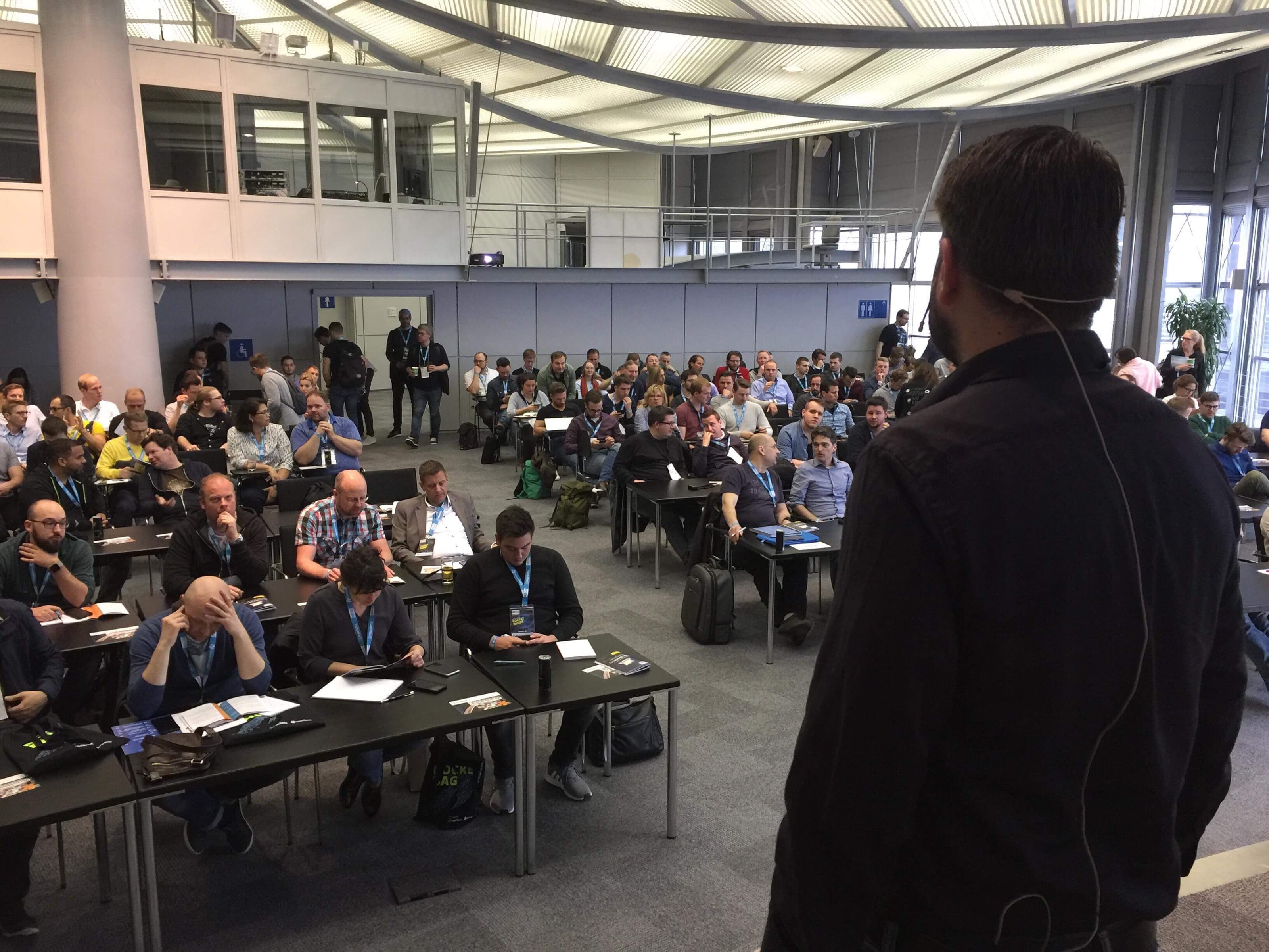 Philip mit Headset bei einem früheren Vortrag vor einem Publikum im Saal